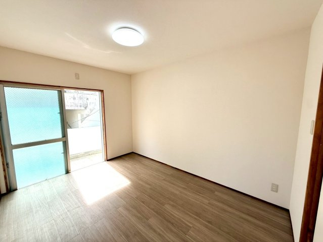 那覇市壺屋２丁目の中古一戸建の洋室|畳からフローリングにリフォーム済の２階洋室６帖・ベランダ付き