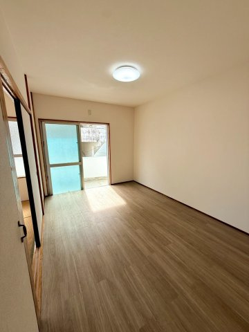 那覇市壺屋２丁目の中古一戸建の洋室|畳からフローリングにリフォーム済の２階洋室６帖・ベランダ付き