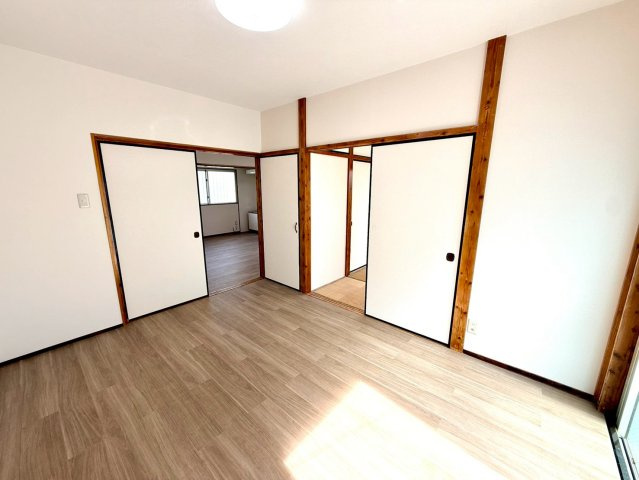 那覇市壺屋２丁目の中古一戸建の洋室|畳からフローリングにリフォーム済の２階洋室６帖・収納スペース付き