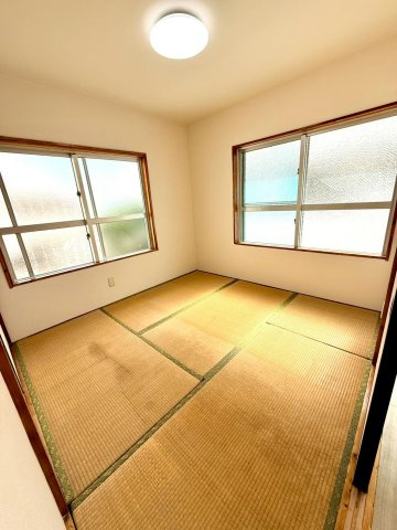 那覇市壺屋２丁目の中古一戸建の和室|二面採光で明るい、２階和室4.5帖