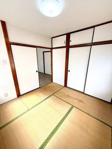 那覇市壺屋２丁目の中古一戸建の和室|２階和室４.５帖・押し入れ収納＋天袋付き