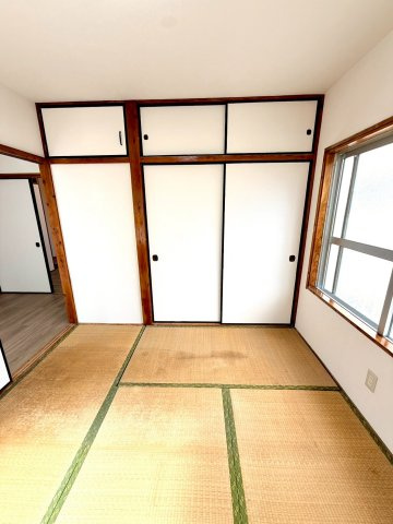 那覇市壺屋２丁目の中古一戸建の和室|２階和室４.５帖・押し入れ収納＋天袋付き