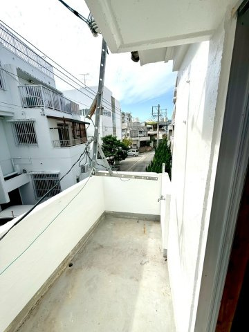 那覇市壺屋２丁目の中古一戸建のバルコニー|様々な用途に使えるベランダ付き◎