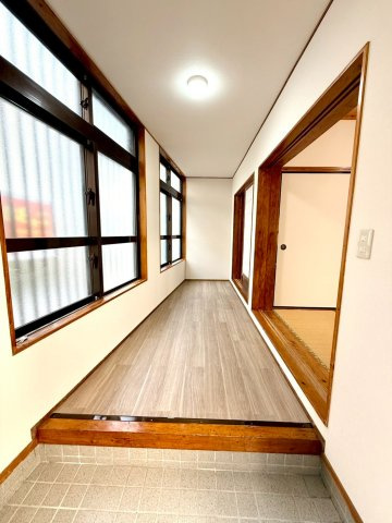 那覇市壺屋２丁目の中古一戸建の玄関|玄関から見た廊下