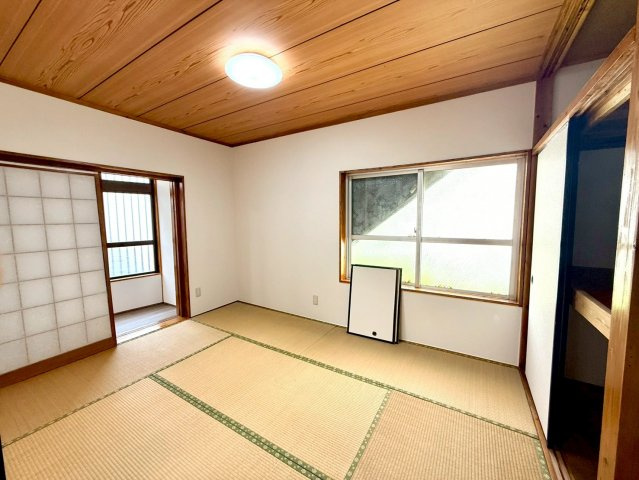 那覇市壺屋２丁目の中古一戸建の和室|大きな窓付きで明るい、１階和室６帖①