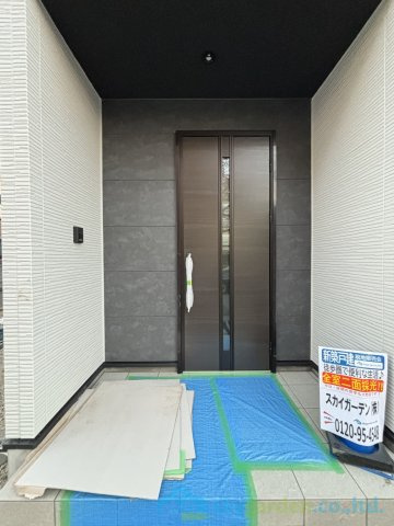平塚市諏訪町3期　新築戸建　全3棟1号棟の玄関
