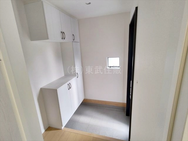 【玄関】 | 川越市南大塚　全１棟 | 明るい玄関です