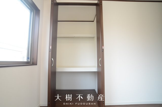 【洋室】 | 綾瀬市綾西4丁目　中古戸建て【仲介手数料無料】 | 2階　洋室2（5.2帖）クローゼット