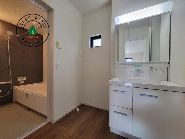 大野城市畑ケ坂第1-3棟（2号棟）　の脱衣所|ゆとりの洗面スペースで朝の身支度もスムーズに。暮らしを快適に変えるシャワー付洗面台です！