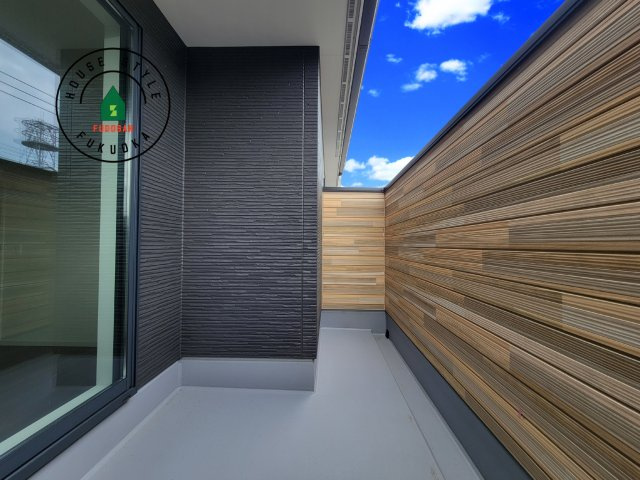 大野城市畑ケ坂第1-3棟（2号棟）　のバルコニー|風をしっかりと感じられるバルコニーでは、毎日が洗濯日和です。広々としているので洗濯も楽しくなるでしょうし、気分転換にバルコニーからの眺めを楽しむのもいいでしょう。