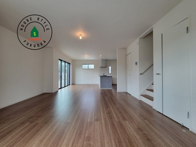 大野城市畑ケ坂第1-3棟（2号棟）　の居間・リビング|キッチンからリビングをしっかり確認できます。家族の笑顔があふれる空間になりそうですね。