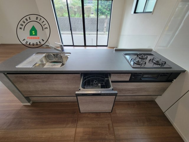 大野城市畑ケ坂第1-3棟（2号棟）　のキッチン|ご家族を近くに感じられる対面キッチンのLDK。会話もはずみそうですね。
