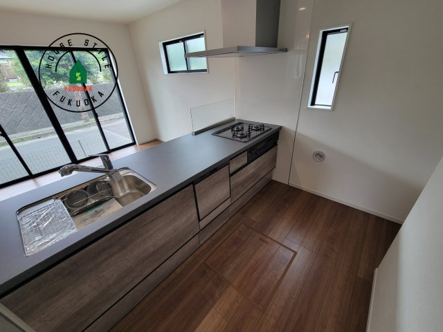 大野城市畑ケ坂第1-3棟（2号棟）　のキッチン|ダイニングテーブルへの配膳がラクラク、お料理はかどるカウンター付きシステムキッチン！