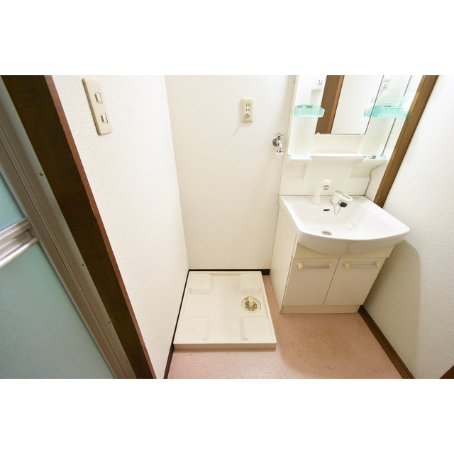 内野ハイツの洗面所|ゆったりとスペースのある洗面所