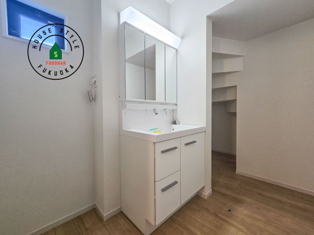 太宰府市高雄1丁目第2-1棟（1号棟）　の独立洗面台|毎日使うものだから清潔な空間を保ちたい水回り。洗面にはそんな願いを解消させてくれる収納アイデアが満載です。三面鏡の裏側にはキャビネットが現れ小物から背の高い物まで収納できます。