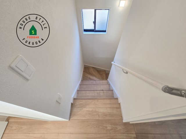 太宰府市高雄1丁目第2-1棟（1号棟）　の内装|＜手すり付階段＞手すりがないと階段の昇り降りで危険なことはもちろん、壁に手をつきながら歩くことで壁紙が汚れやすくなります。すべての方に快適に昇り降りしていただくため、手すりを設置しました。