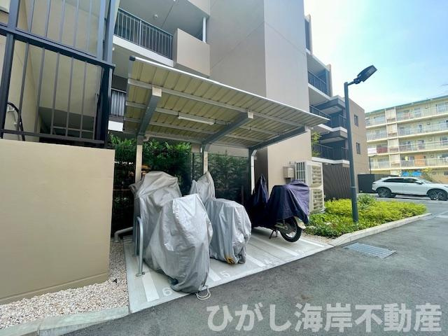 グレーシア湘南平塚海岸の駐車場|敷地内バイク置場