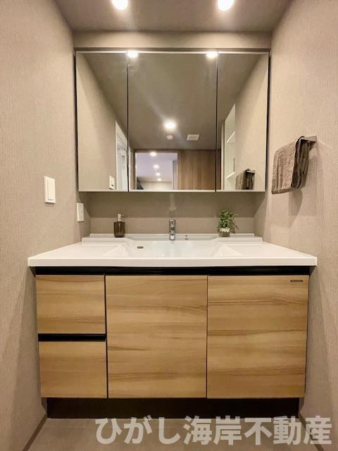 グレーシア湘南平塚海岸の独立洗面台|三面鏡化粧台