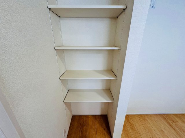 【その他】 | 練馬区高松1丁目　新築一戸建住宅　全1棟　（成増店） | 本棚や飾り棚としてもパントリー的な用途としても使える4段の可動棚