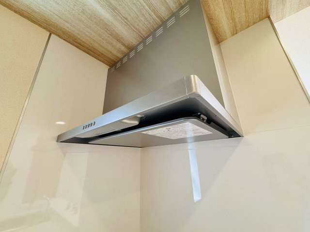 【設備】 | 練馬区高松1丁目　新築一戸建住宅　全1棟　（成増店） | 整流板付きでお掃除がしやすいスリムタイプ型レンジフードを採用。
