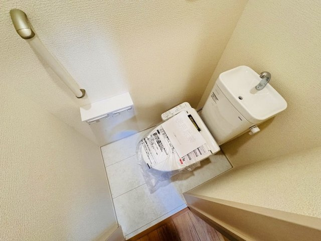 【トイレ】 | 練馬区高松1丁目　新築一戸建住宅　全1棟　（成増店） | 白でまとめた清潔感のあるトイレ