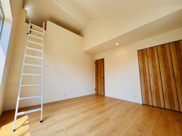 【寝室】 | 練馬区高松1丁目　新築一戸建住宅　全1棟　（成増店） | ロフトは収納量も増え室内をさらに広くおつかいいただけます