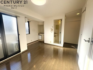 ラックビルの居間