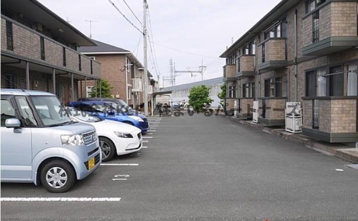 アンプルールB棟の駐車場|車をお持ちの方に嬉しい駐車場付きの物件です