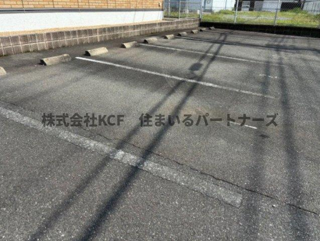 アルルA棟の駐車場