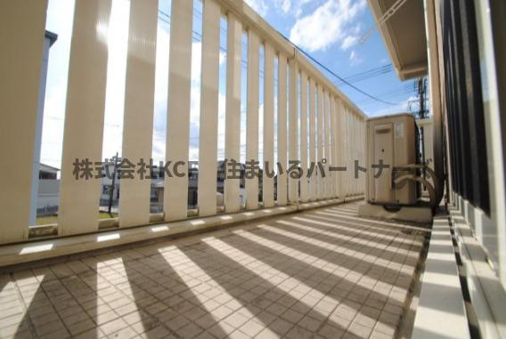 アルルA棟のバルコニー|お洗濯にも便利なバルコニー付き