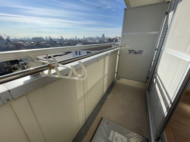 外からの目が気にならないバルコニーで洗濯物が干せます