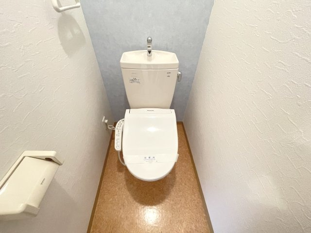 落ち着いた色調のトイレです