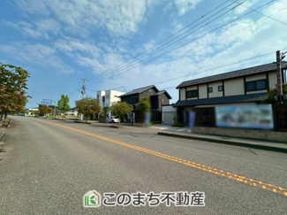 【前面道路含む現地写真】 | 前面道路は広々としてます！運転が苦手な方でもお車の出し入れ簡単で安心です☆
