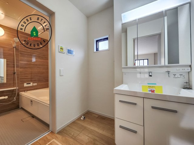 太宰府市都府楼南4丁目第1-1棟（1号棟）　の内観：施工例|ゆとりの洗面スペースで朝の身支度もスムーズに。暮らしを快適に変えるシャワー付洗面台です！