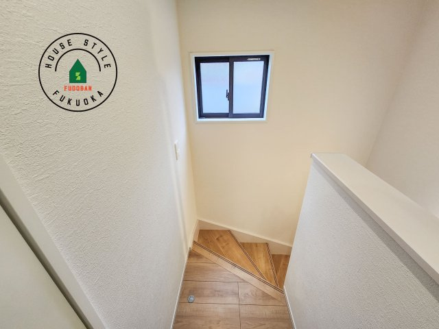 太宰府市都府楼南4丁目第1-1棟（1号棟）　の内観：施工例|＜手すり付階段＞手すりがないと階段の昇り降りで危険なことはもちろん、壁に手をつきながら歩くことで壁紙が汚れやすくなります。すべての方に快適に昇り降りしていただくため、手すりを設置しました。