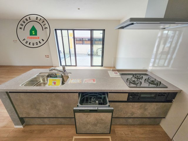 太宰府市都府楼南4丁目第1-1棟（1号棟）　の内観：施工例|ご家族を近くに感じられる対面キッチンのLDK。会話もはずみそうですね。