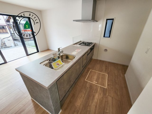 太宰府市都府楼南4丁目第1-1棟（1号棟）　の内観：施工例|ダイニングテーブルへの配膳がラクラク、お料理はかどるカウンター付きシステムキッチン！