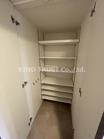 エステムコート梅田・茶屋町Ⅲネクスタの玄関|収納もある玄関です