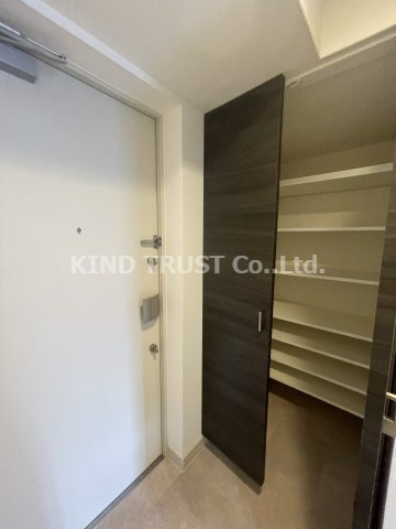 エステムコート梅田・茶屋町Ⅲネクスタの玄関|収納もある玄関です