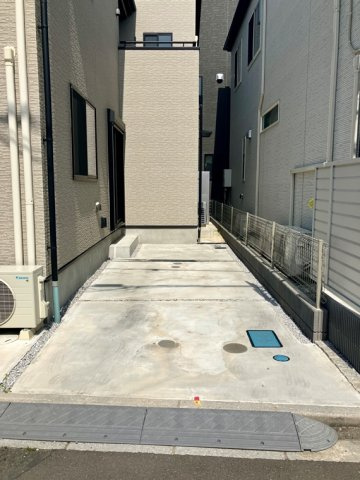 旭1丁目戸建 (旭戸建 0)の駐車場