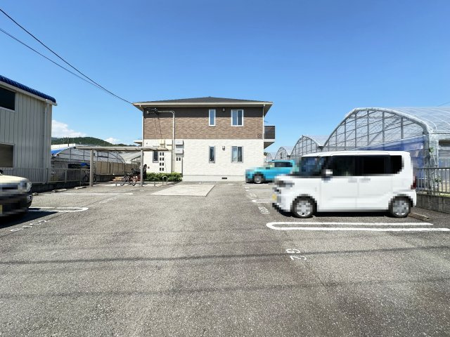 シャーメゾン・アゼリアG棟の駐車場