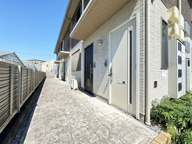 シャーメゾン・アゼリアG棟のエントランス