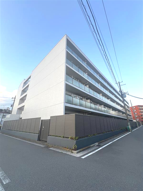 アルファステージ横浜鶴見の外観|三方角地で開放感のあるマンションです。暮らしに便利な周辺環境もあり、快適な暮らしが望めます。徒歩10分圏内にはコンビニ・スーパー・ドラッグストア・小学校・公園・病院が揃っています。