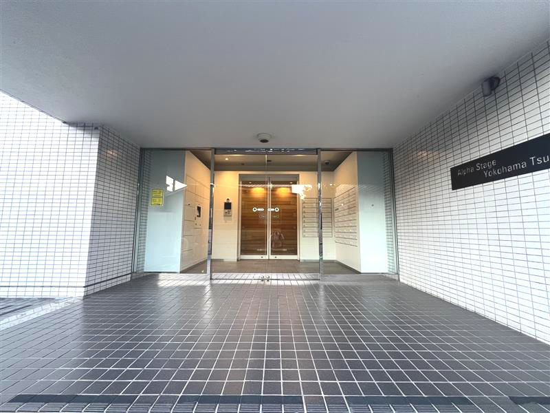 アルファステージ横浜鶴見の外観|オートロックのためセキュリティは安心です。宅配ボックスも設置しているため不在時にも荷物の受取が可能です。