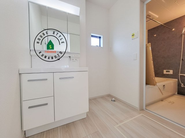 熊本市中央区帯山7丁目第1-2棟（2号棟）　の脱衣所|ゆとりの洗面スペースで朝の身支度もスムーズに。暮らしを快適に変えるシャワー付洗面台です！