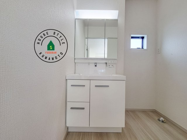 熊本市中央区帯山7丁目第1-2棟（2号棟）　の独立洗面台|毎日使うものだから清潔な空間を保ちたい水回り。洗面にはそんな願いを解消させてくれる収納アイデアが満載です。三面鏡の裏側にはキャビネットが現れ小物から背の高い物まで収納できます。