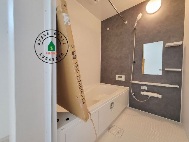 熊本市中央区帯山7丁目第1-2棟（2号棟）　の浴室|1日の疲れを癒してくれる広々バスルーム。雨の日のお洗濯にも大活躍な浴室乾燥機付です！