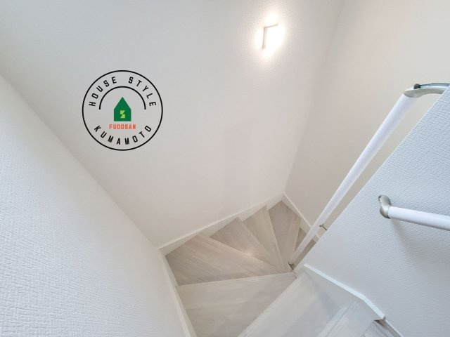 熊本市中央区帯山7丁目第1-2棟（2号棟）　の内装|＜手すり付階段＞手すりがないと階段の昇り降りで危険なことはもちろん、壁に手をつきながら歩くことで壁紙が汚れやすくなります。すべての方に快適に昇り降りしていただくため、手すりを設置しました。