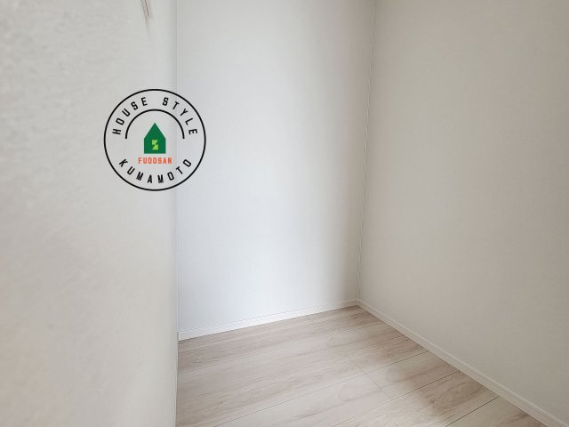 熊本市中央区帯山7丁目第1-2棟（2号棟）　の収納|洋服や大きな荷物が多い方や人数の多いご家族などは、一般的なクローゼットよりもウォークインクローゼットのほうが使い勝手が良いです。