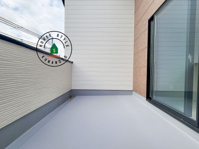 熊本市中央区帯山7丁目第1-2棟（2号棟）　のバルコニー|風をしっかりと感じられるバルコニーでは、毎日が洗濯日和です。広々としているので洗濯も楽しくなるでしょうし、気分転換にバルコニーからの眺めを楽しむのもいいでしょう。